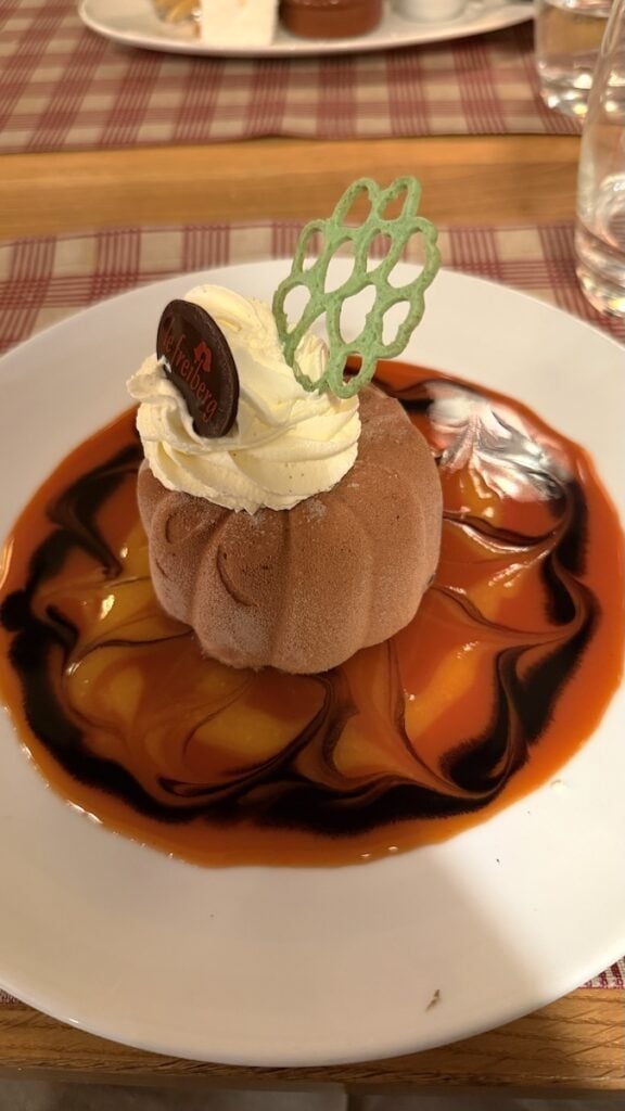 Nachtisch Bierstub Menü: eisgekühlter Kougelhopf, aromatisiert mit Gewürztraminer-Trester und dessen Coulis