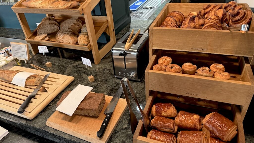 Brot, Baguette und Croissants zum Frühstück