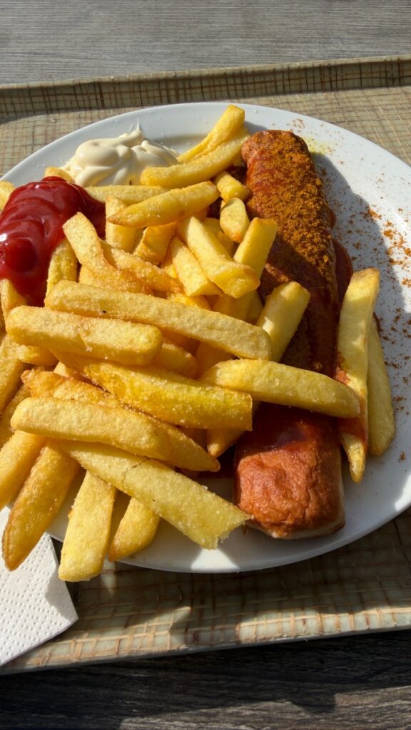Currywurst mit Pommes