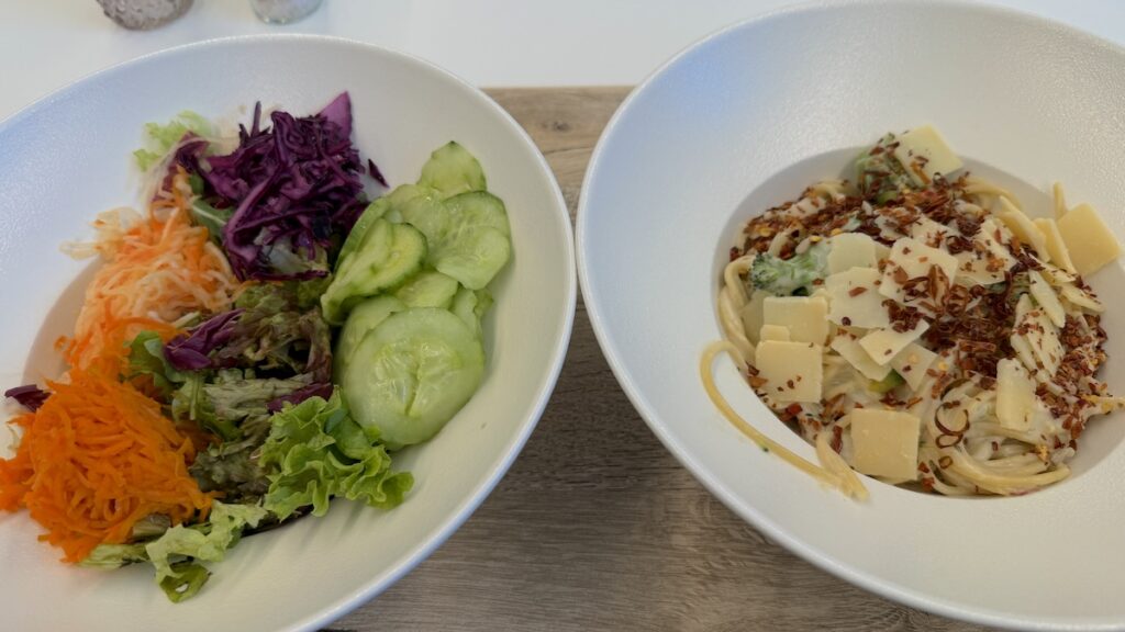 Pasta in Chili-Rahm-Sauce mit Brokkoli und Beilagensalat vom Büfett