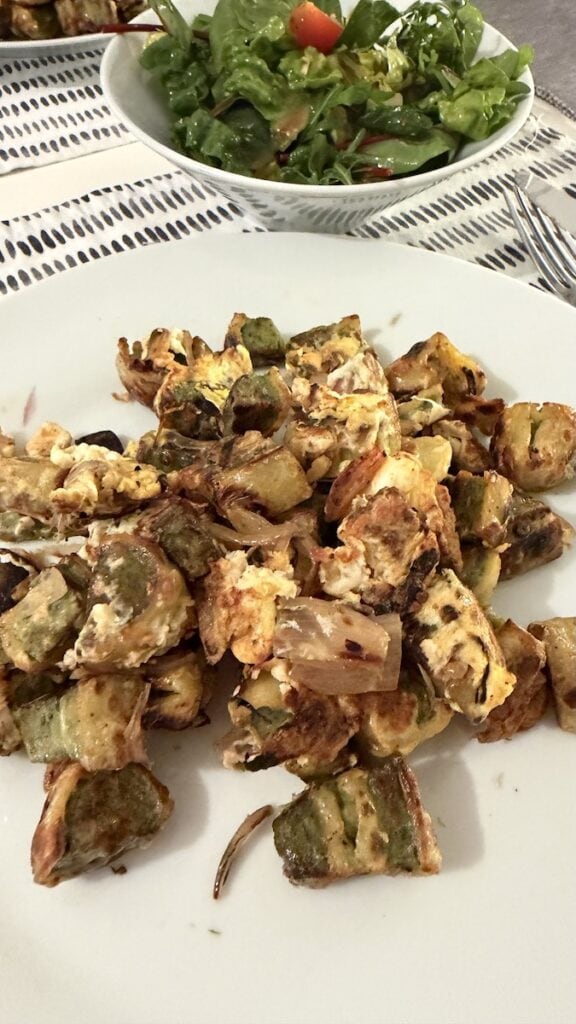 Gebratene Maultaschen mit Ei und Salat