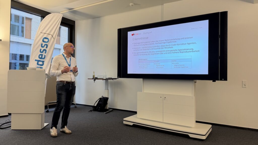 Prof. Dr. Jonas Oftermatt bei seinem Vortrag zu Multiagentensystemen