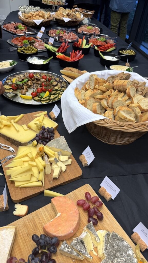 Einer der beiden Büfett-Tische