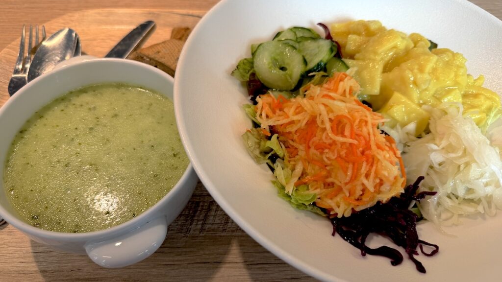 Salat vom Büfett und Suppe