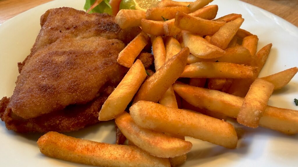 Cordon bleu vom Kalbfleisch mit Pommes