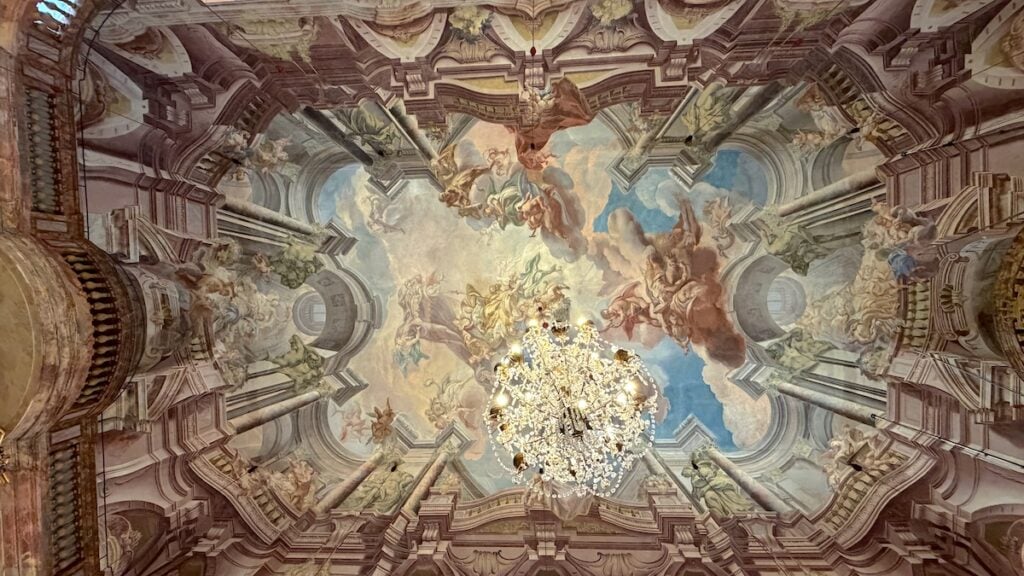 Blick von der Mitte des Ordenssaals an die Decke im Residenzschloss Ludwigsburg