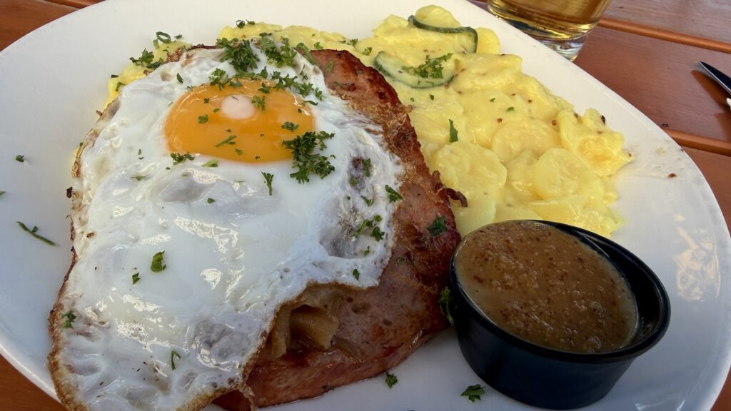 (Etwas dünner) Leberkäse mit Spiegelei und Kartoffelsalat im Augustiner Köln am Heumarkt
