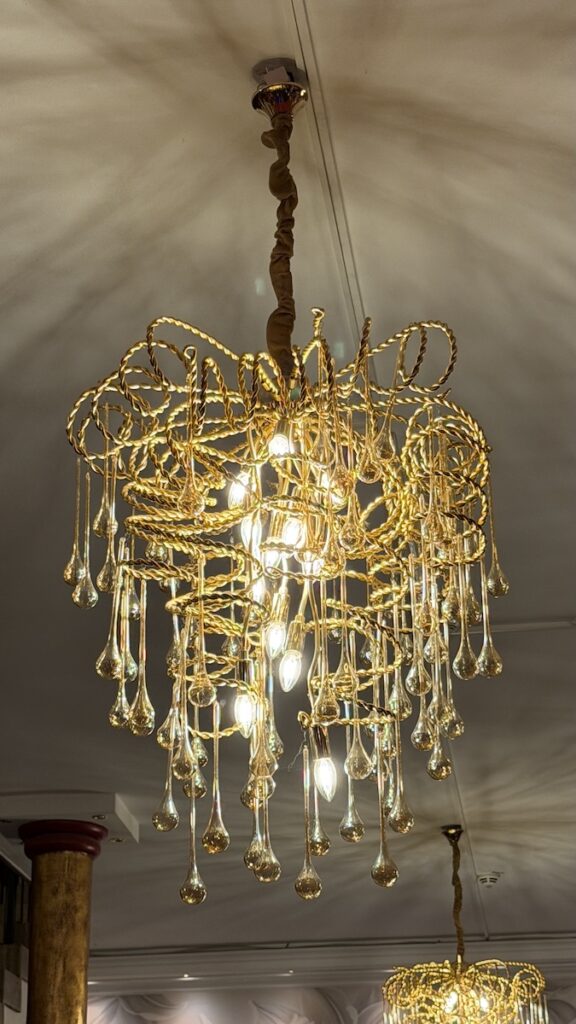 Einer der Kronleuchter im Treppenhaus der Wolkenburg