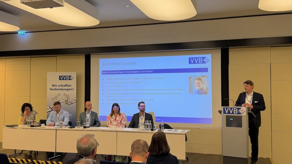 Beginn des internen Teils der Mitgliederversammlung gegen Mittag; hier der gesamte Vorstand