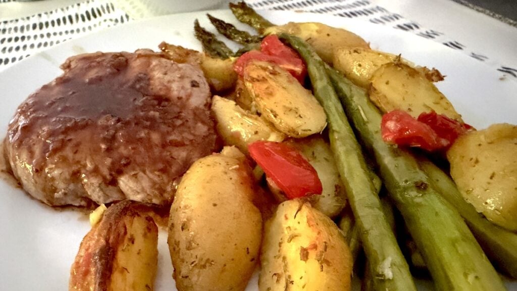 Rinderhüfte mit grünem Spargel, Kartoffeln und Tomaten