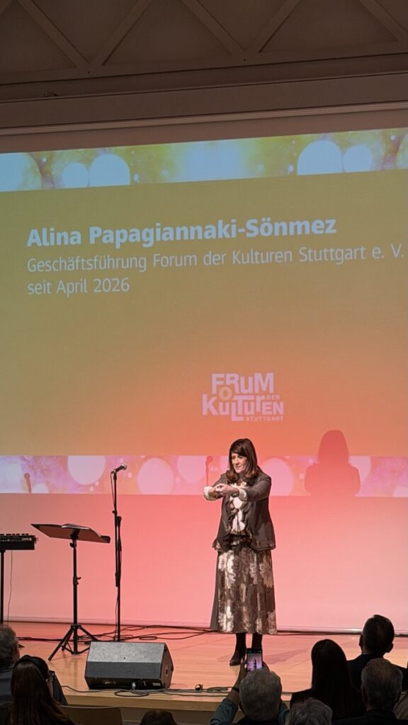 Angeliki Alina Papagiannaki-Sönmez, neue Geschäftsführerin des Forums der Kulturen, begrüßt zunächst in Gebärdensprache