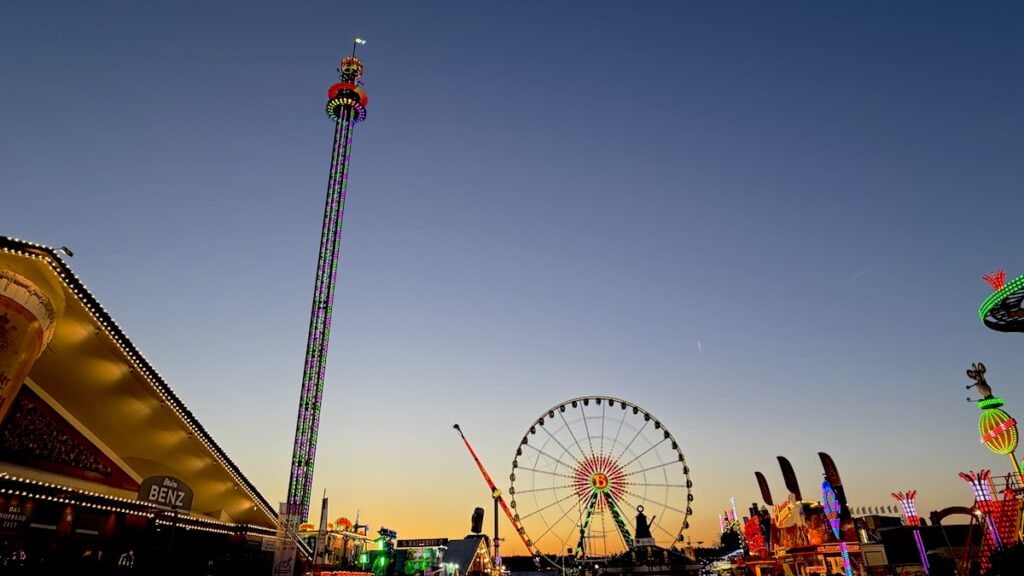 Sonnenuntergang auf dem Frühlingsfest mit Riesenrad
