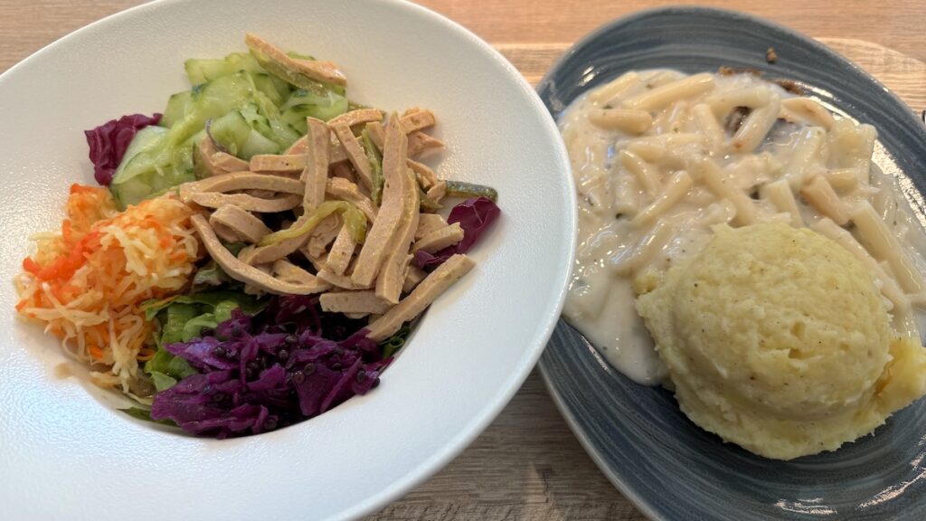 Mittagessen im Betriebsrestaurant. Hackbraten, Kartoffelstampf, Schwarzwurzeln, dazu Salat (inkl. Wurstsalat vom Büfett)
