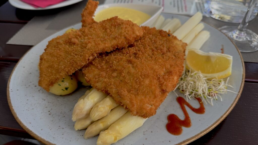 Spargel mit Kartoffeln und Schnitzel in der der "Zur alten Münz"
