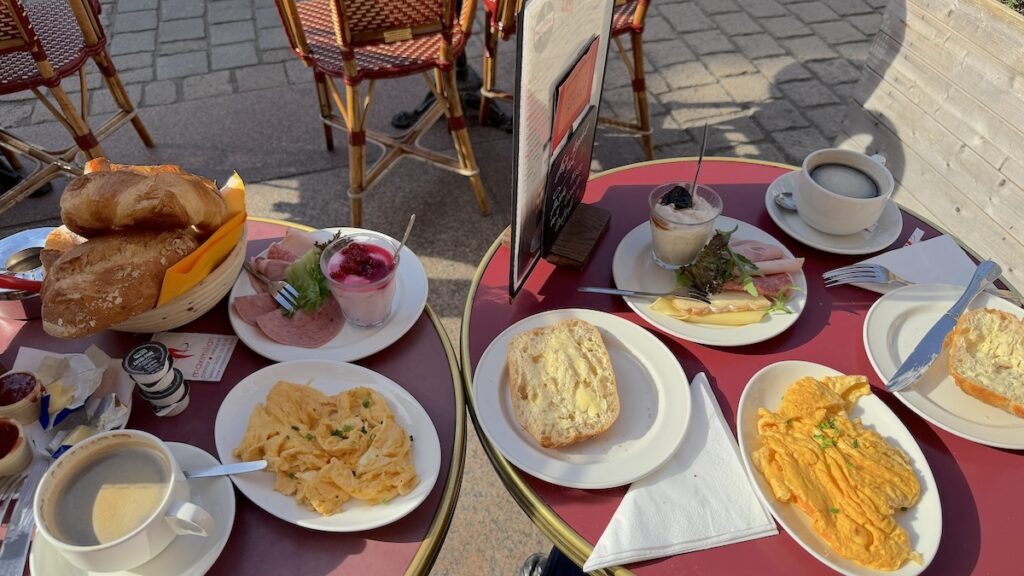 Reichhaltiges Frühstück im Maximilian
