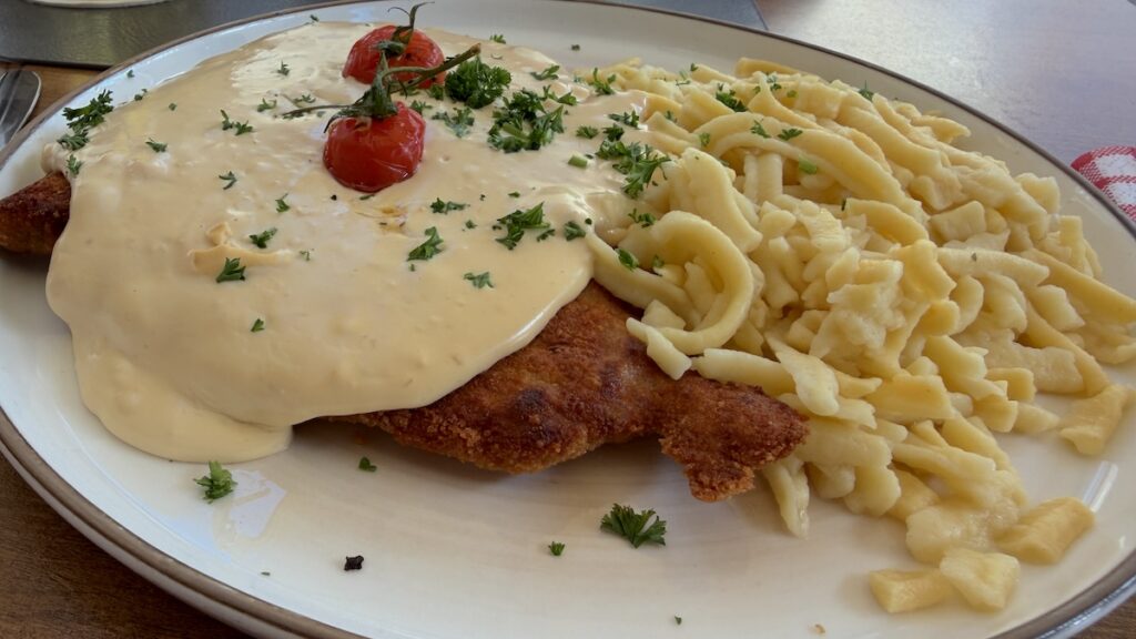 Käseschnitzel mit Spätzle