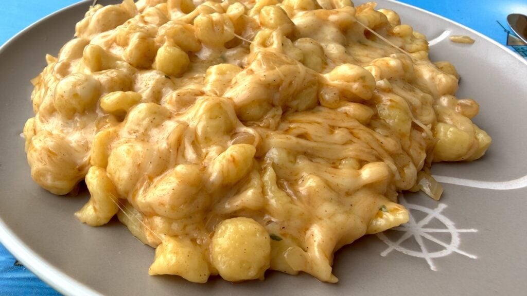 Kässpätzle: 400 g Knöpflespätzle, 300 g Käse, eine Zwiebel