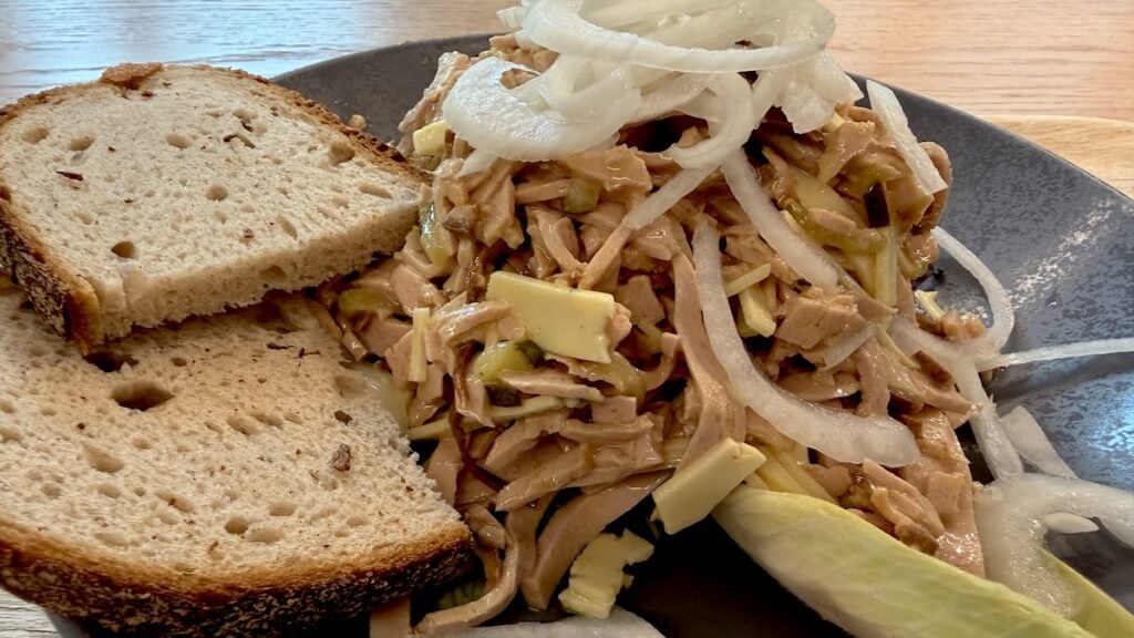 Schweizer Wurstsalat mit Brot im Betriebsrestaurant