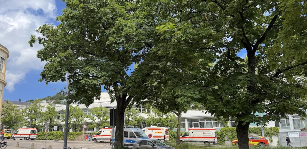 Ziemlich viele Krankenwägen und weiter oben auch noch Polizei und Co. standen für den Notfall bereit