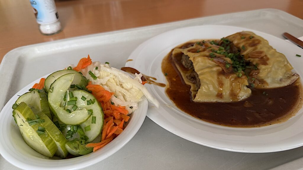 Handgemachte Maultaschen und Beilagensalat in der Stuttgarter