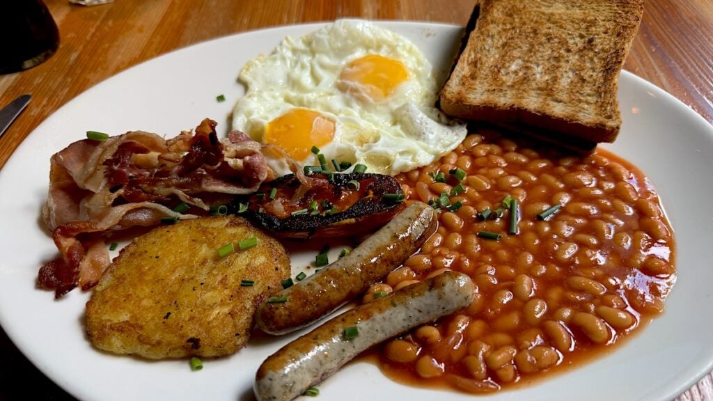 "Metzger in England" in der Metzgerei (2 Spiegeleier, Baked Beans, Nürnberger Würstchen, Rösti, Bacon und Toast