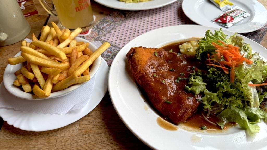 Braumeisterschnitzel (mit extra Pommes für Nic) im Sophies Brauhaus