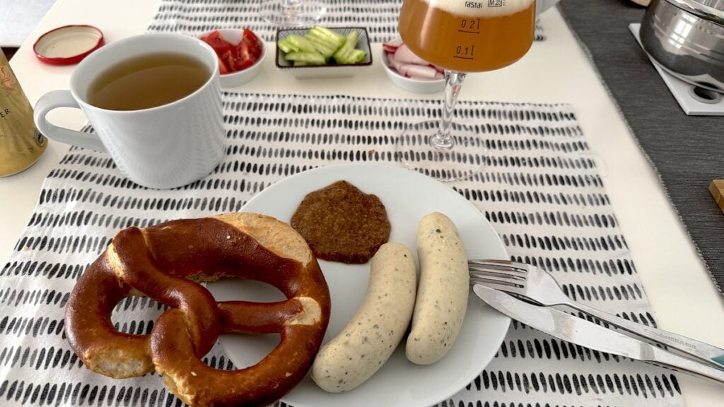 Weißwurstfrühstück! Zwei Weißwürste, Brezel, süßer Senf und ein Weißbier dazu