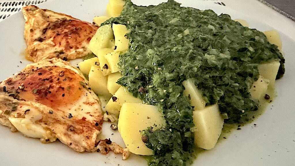 Kartoffeln, Spinat und zwei Spiegeleier