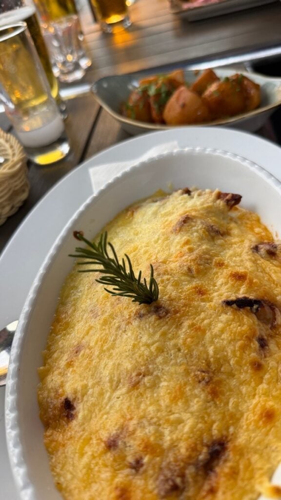 Gyros in Metaxasoße mit Käse überbacken