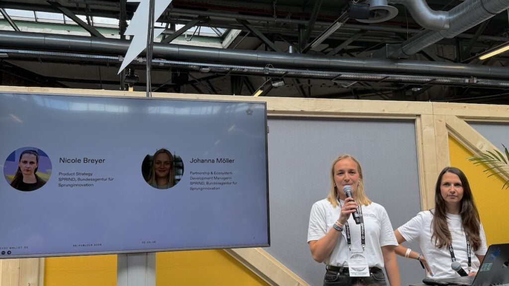Nicole Breyer und Johanna Möller von der SPRIND bei ihrem Vortrag zur EUDI-Wallet auf der #rp26