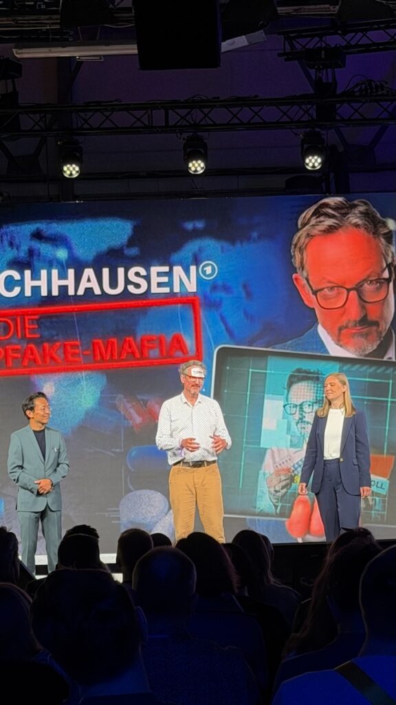 Vortrag "Echt jetzt? Was Deepfakes mit Menschen, Marken und Marketing machen. Und was dagegen hilft!" mit Eckart von Hirschhausen, Chan-jo Jun und Jessica Flint