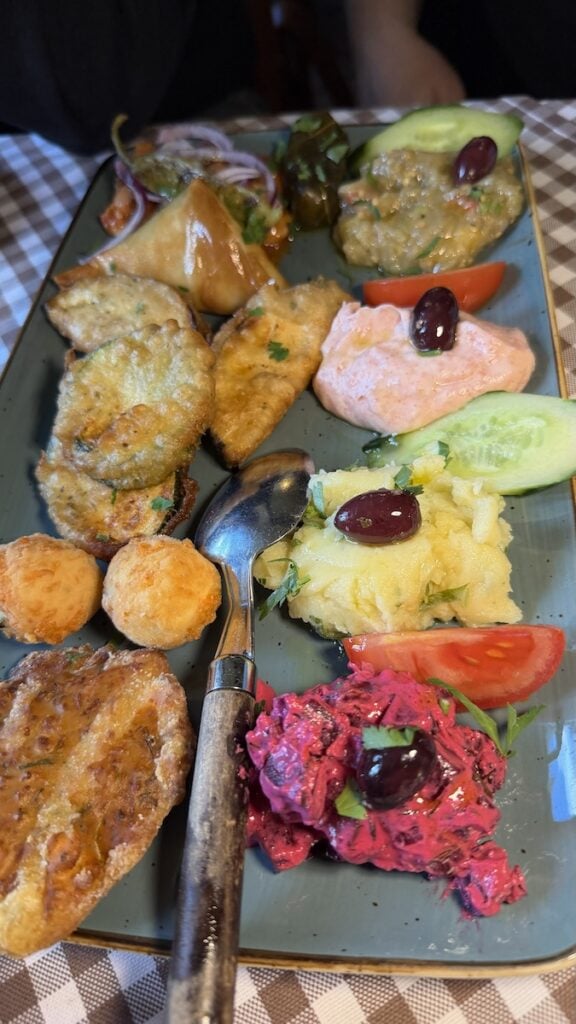 Gemischter Vorspeisenteller in der Taverna Athene