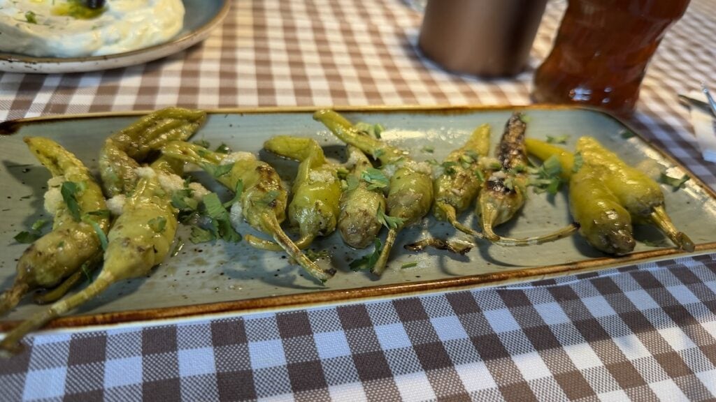 Gegrillte Peperoni mit viel Knoblauch in der Taverna Athene
