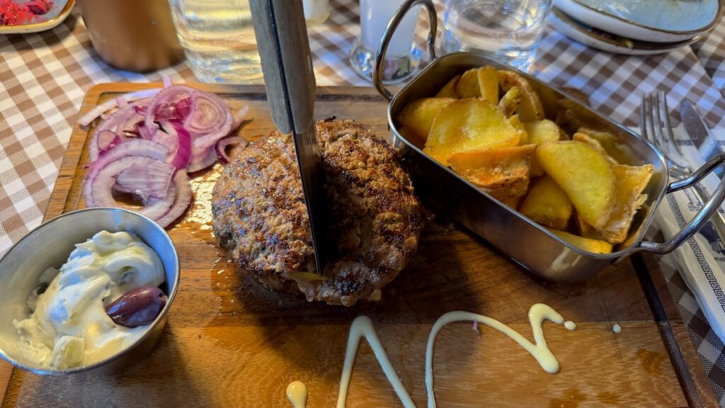 Bifteki mit Knoblauchkartoffeln in der Taverna Athene