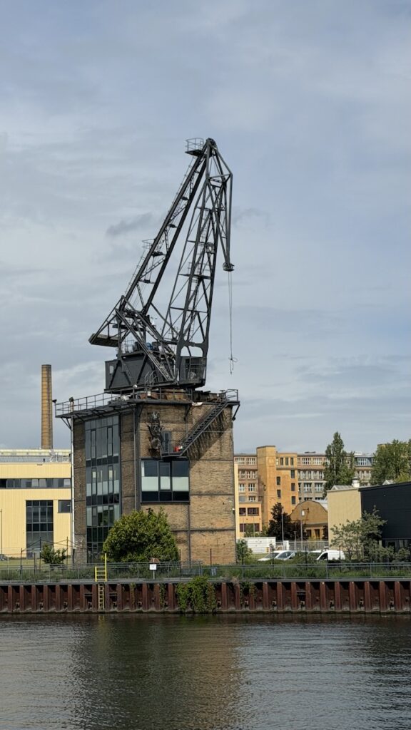 Ein Kran am Ufer der Spree