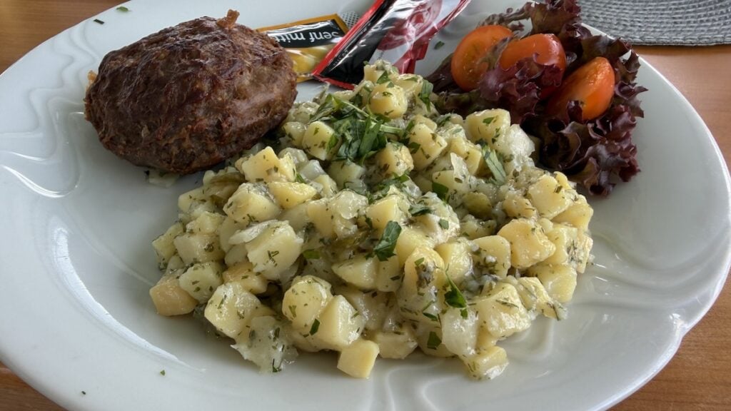 Bulette mit Kartoffelsalat auf dem Schiff