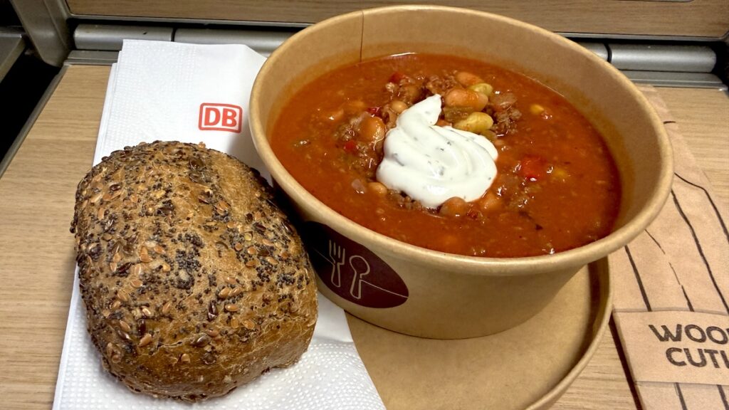 Chili con Carne mit Brötchen in der Bahn