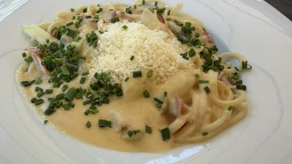 Spargel Carbonara im Spargelbesen
