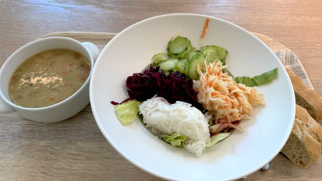 Kartoffelsuppe und Salat vom Büfett