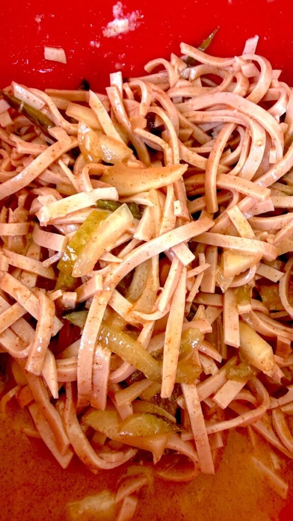 Wurstsalat mit Chilipulver