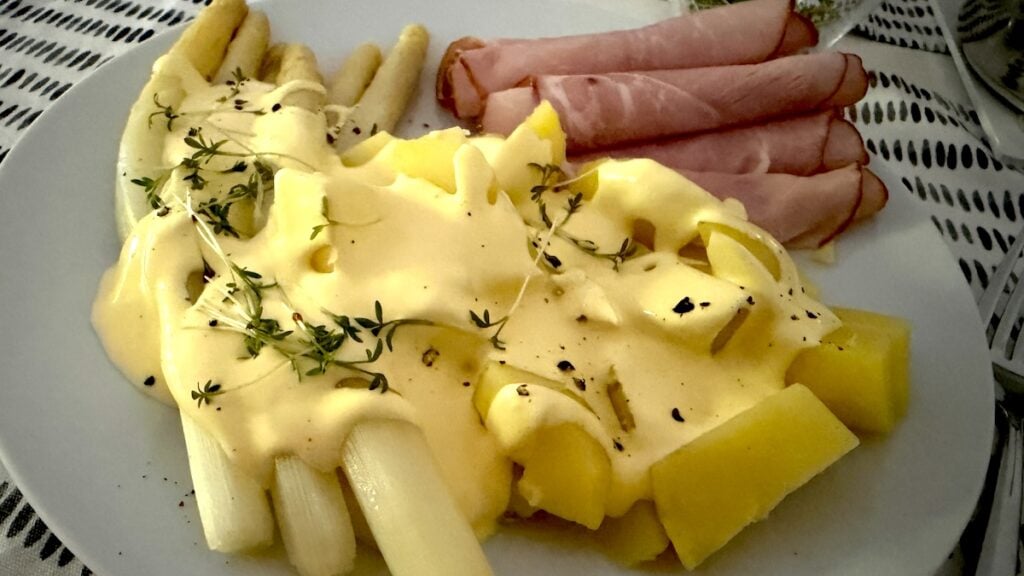 Weißer Spargel mit Schinken, Kartoffeln und Sauce Hollandaise