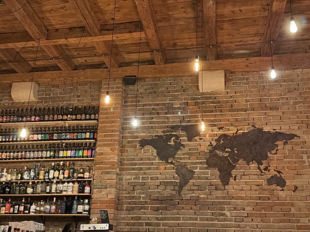 Weltkarte und Biere im Mon Petit
