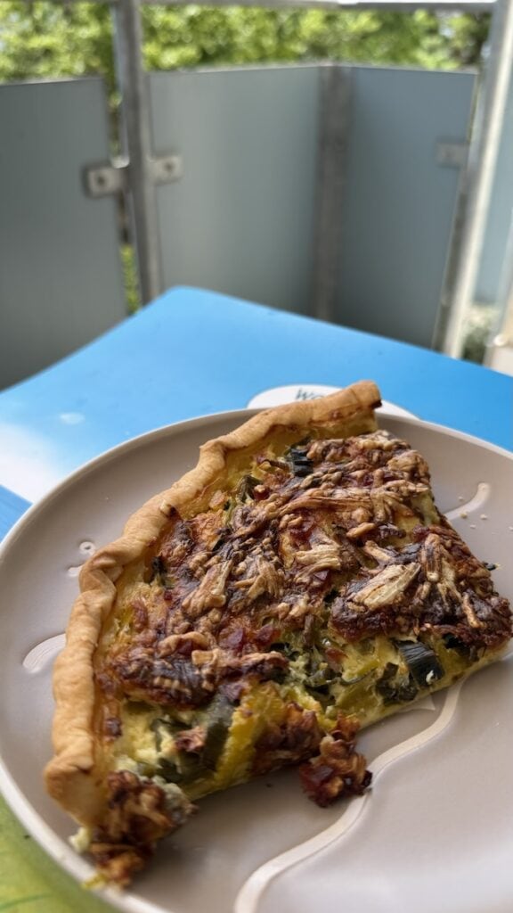 Quiche Reste am Sonntag auf dem Balkon