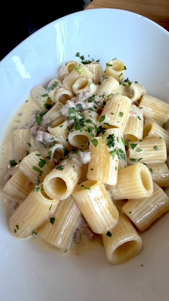 Pasta mit Salsiccia-Käse-Soße