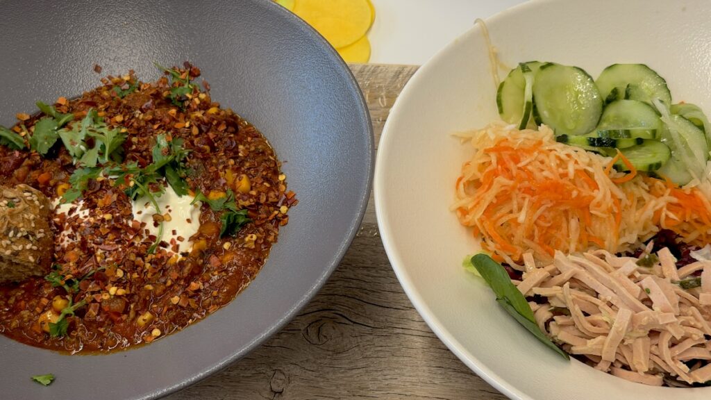 Chili con Carne und Beilagensalat vom Büfett im Betriebsrestaurant