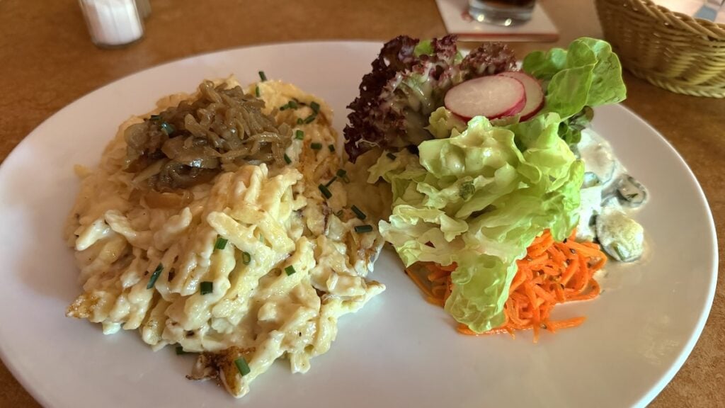 Kässpätzle mit Salatbeilage im Schlesinger