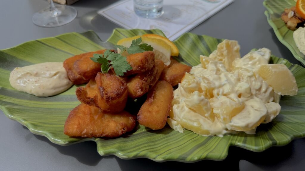 Kibbelinge mit Kartoffelsalat und Knoblauchsoße