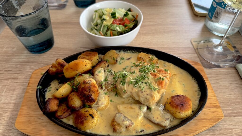 Pannfisch mit Röstkartoffeln und Senfsoße