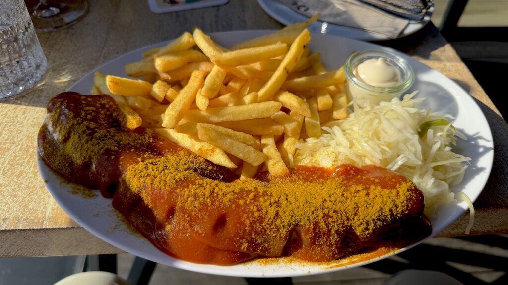 Currywurst mit Pommes im Baumanns
