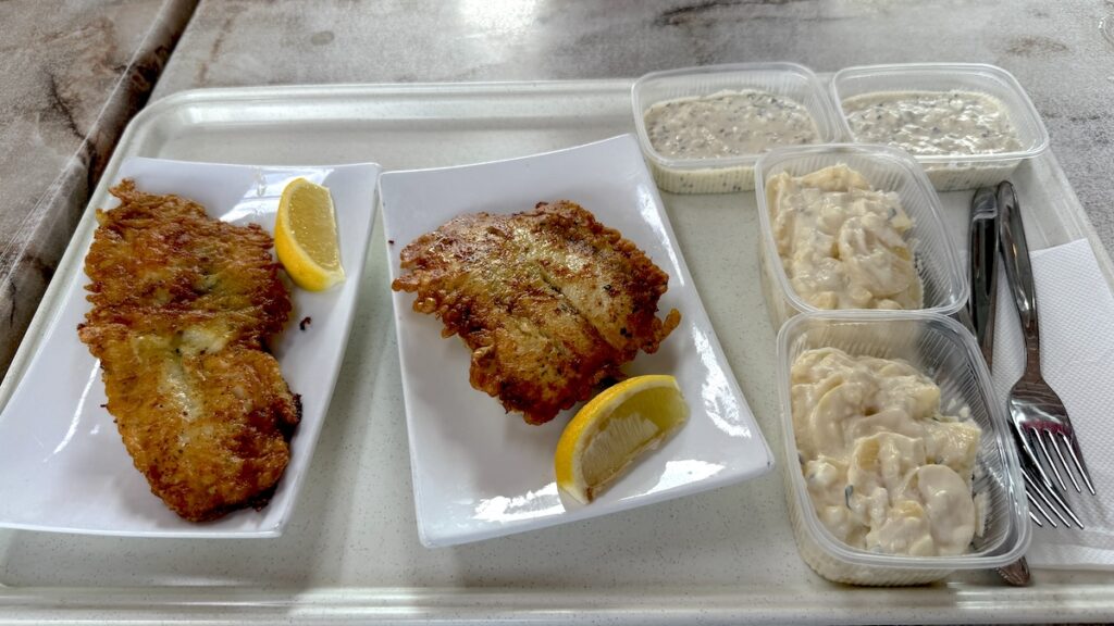 Backfisch, Kartoffelsalat und Remoulade im Juister Fischkehuus